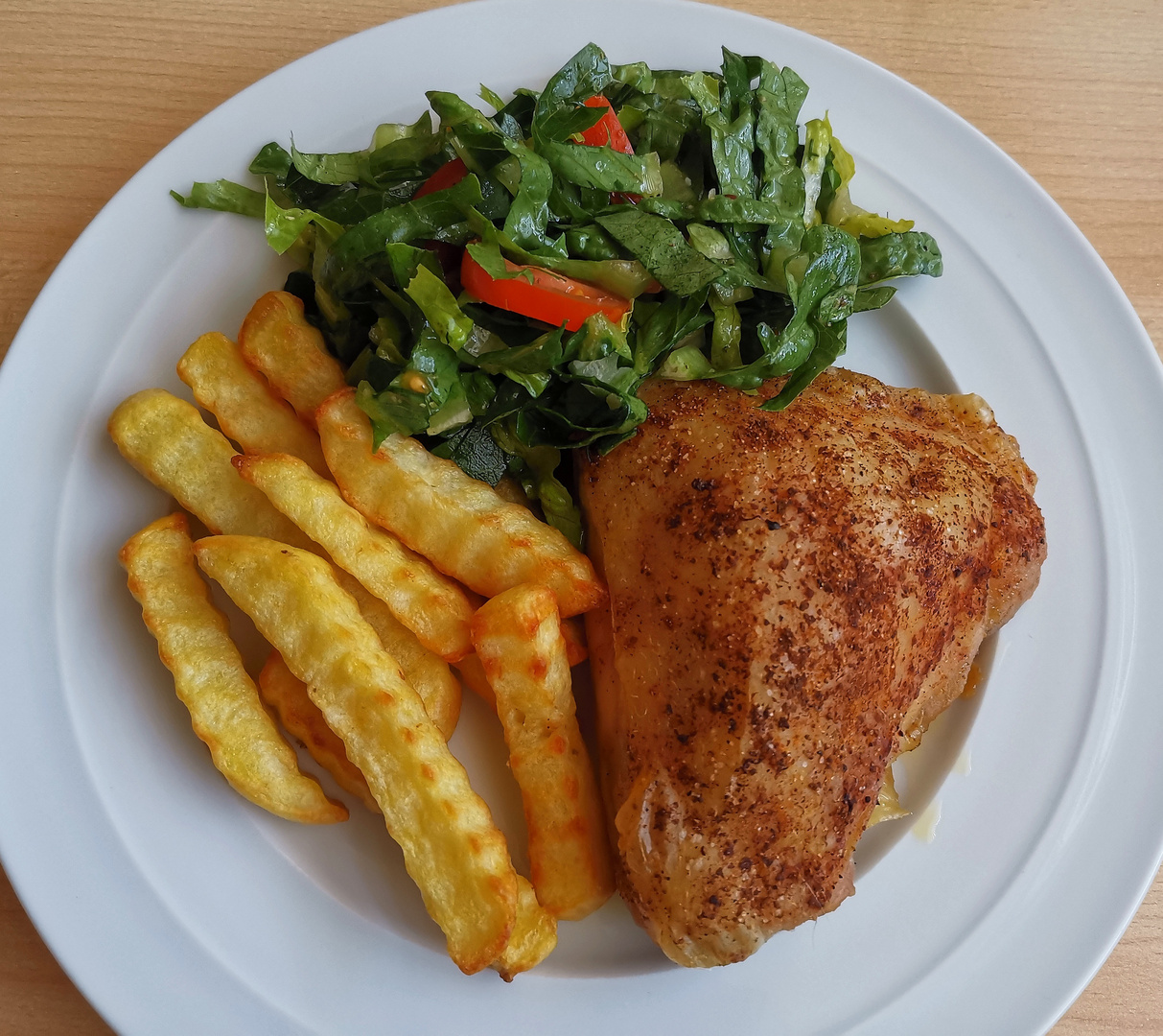 Hähnchenschenkel mit Pommes und Salat Foto &amp; Bild | deutschland, europe ...