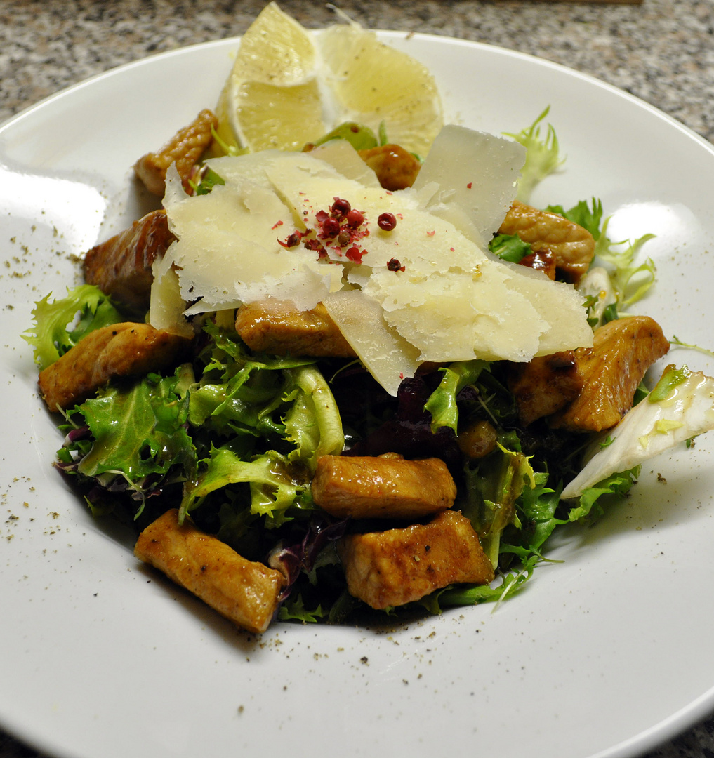 Hähnchenwürfel mit Blattsalat