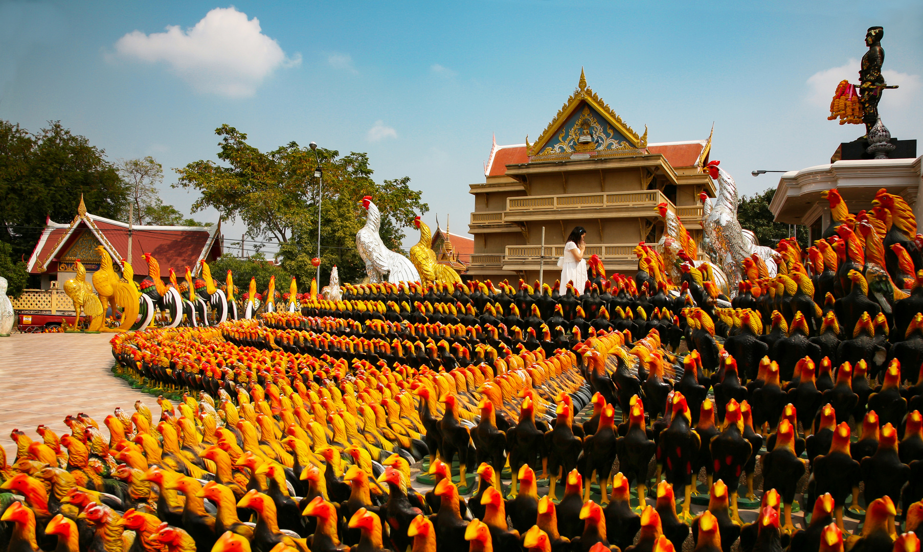 Hähne vor dem Thai-Tempel