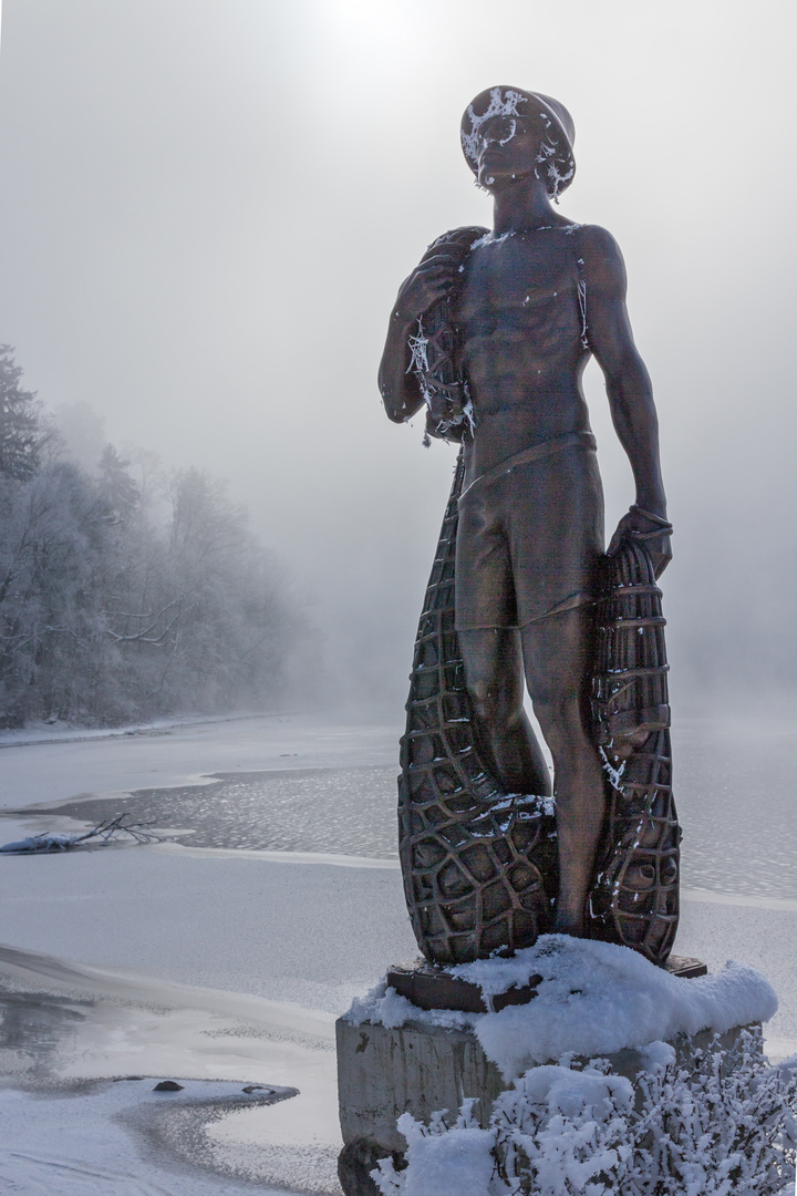 Hält der Kälte tapfer stand - die neue Statue eines Fischers