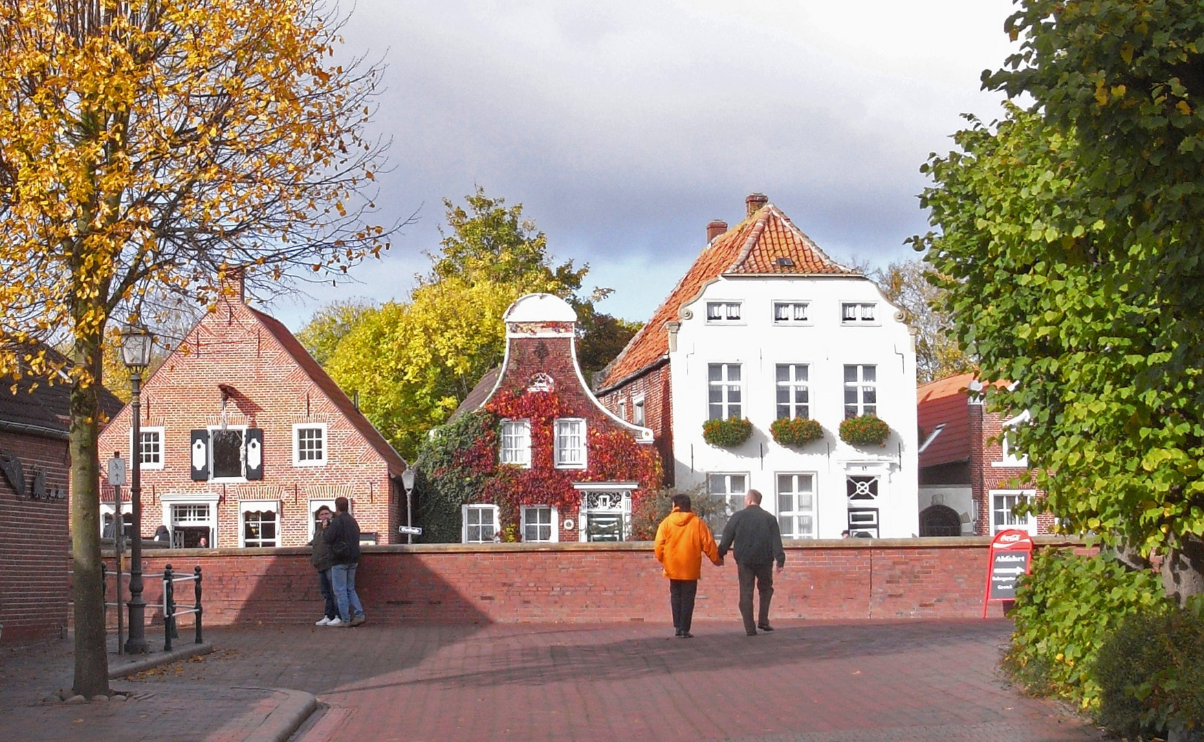 Händchenhalten in Greetsiel