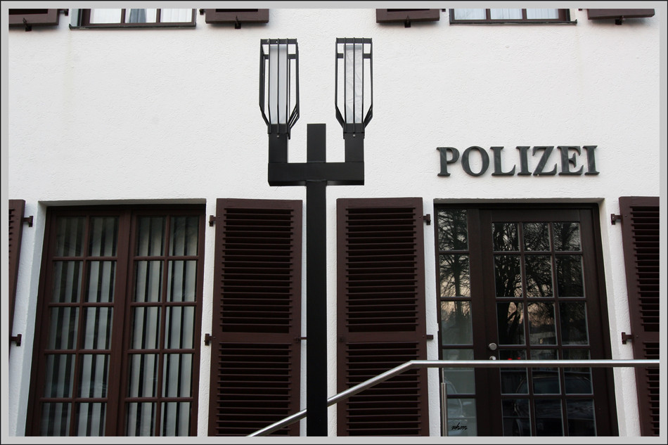 Hände hoch !  Polizei !