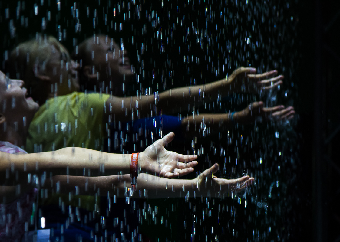 Hände im digitalen Wasserfall