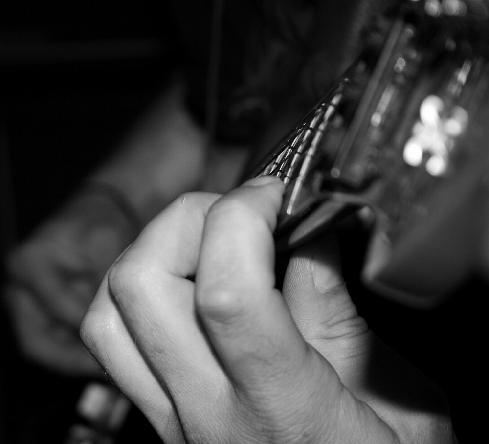 Hände und Gitarre