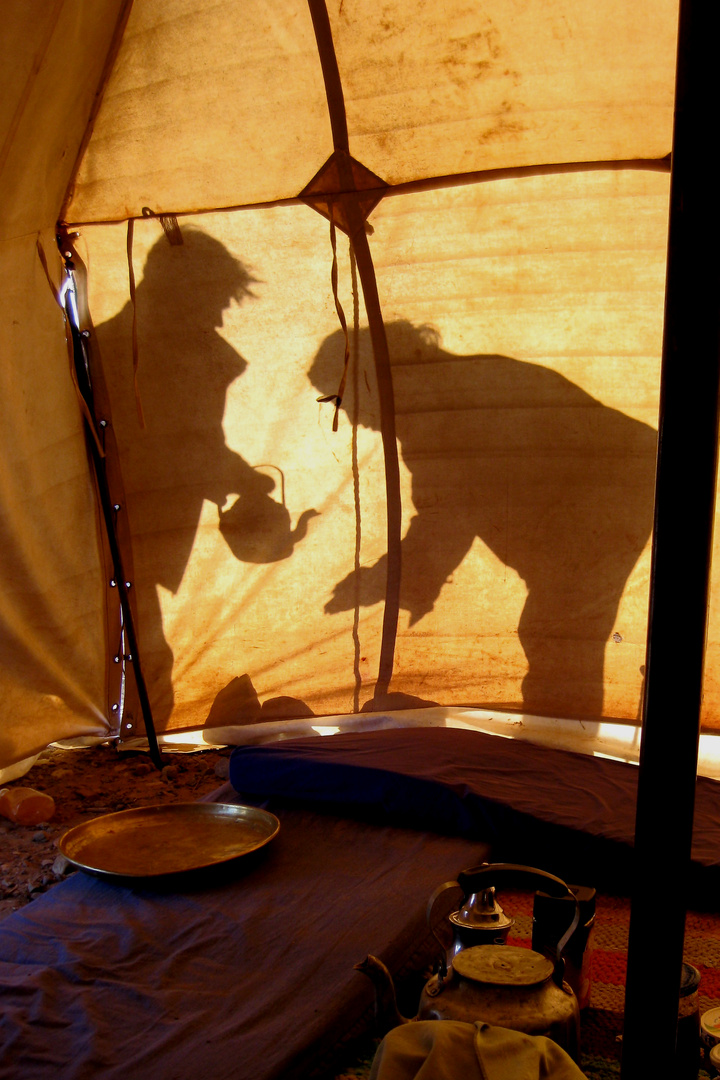Händewaschen hinter dem Zelt in der Wüste