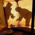 Händewaschen hinter dem Zelt in der Wüste