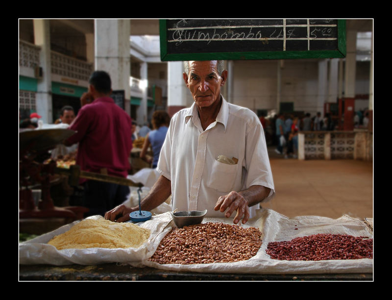 Händler auf dem Bauernmarkt in Cienfuegos