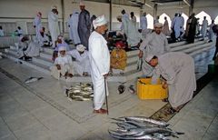 Händler auf dem Fischmarkt von Sur