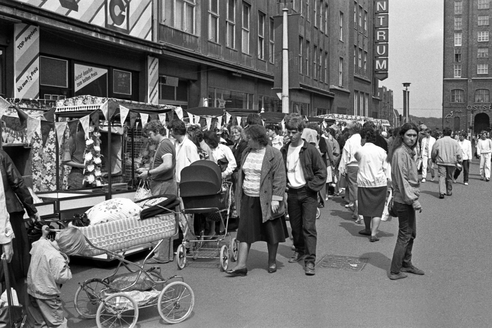 Händler umlagern 1990 das HO CENTRUM Warenhaus