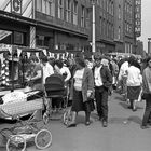 Händler umlagern 1990 das HO CENTRUM Warenhaus