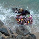 Händler unterwegs im Meer am Strand bei Tropea