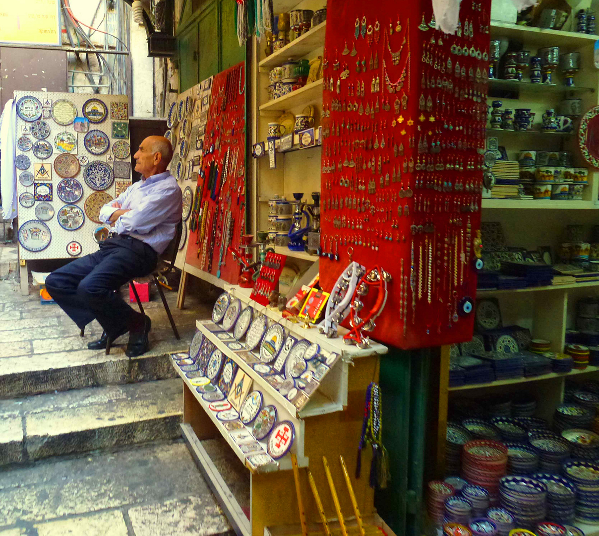 Händler vor seinem Laden an der via dolorosa in der Jerusalemer Altstadt