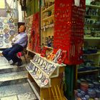 Händler vor seinem Laden an der via dolorosa in der Jerusalemer Altstadt