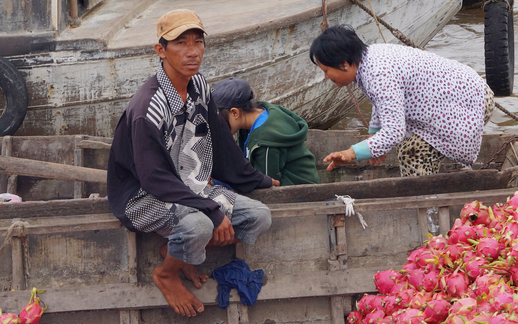 Händlerfamilie auf schwimmendem Markt (Mekong Delta, Vietnam)