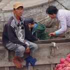 Händlerfamilie auf schwimmendem Markt (Mekong Delta, Vietnam)