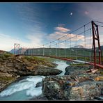 Hängebrücke im Abendlicht