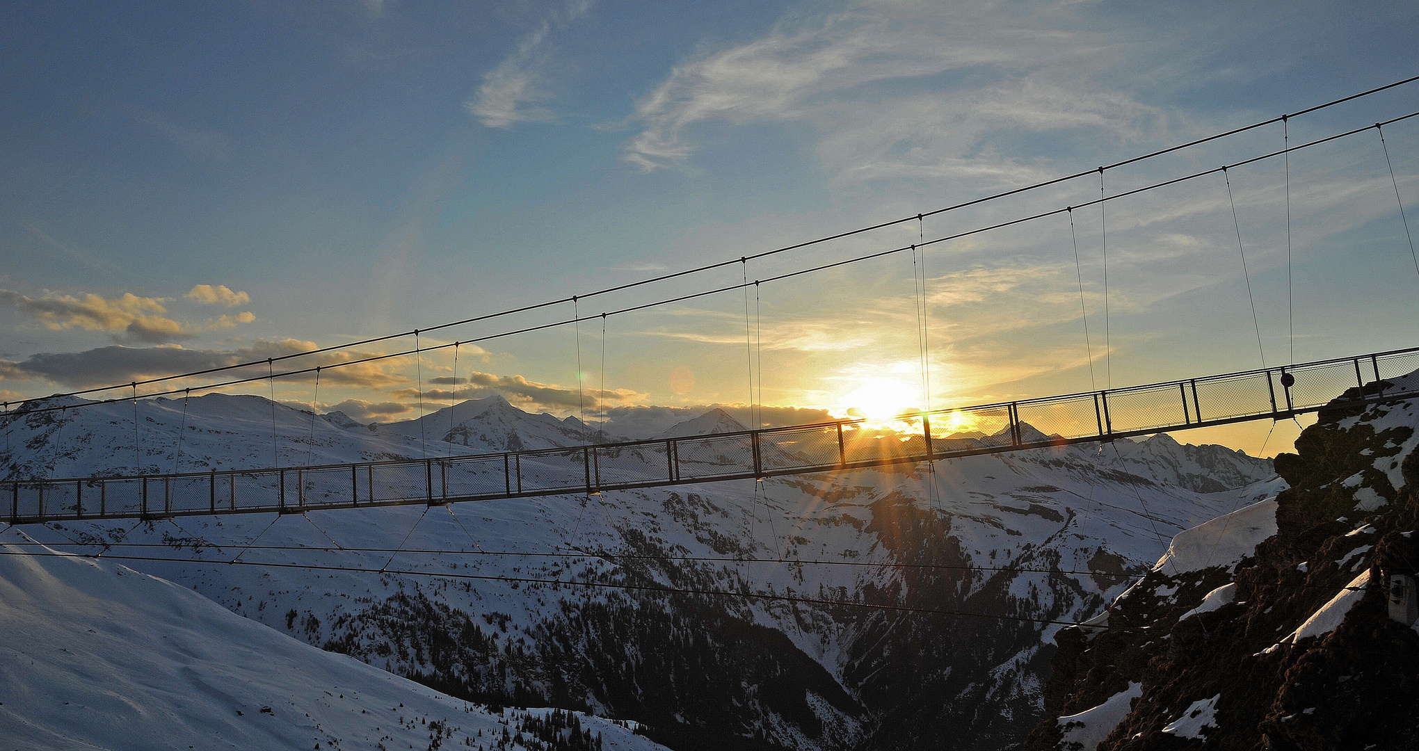 Hängebrücke im letzten Sonnenlicht