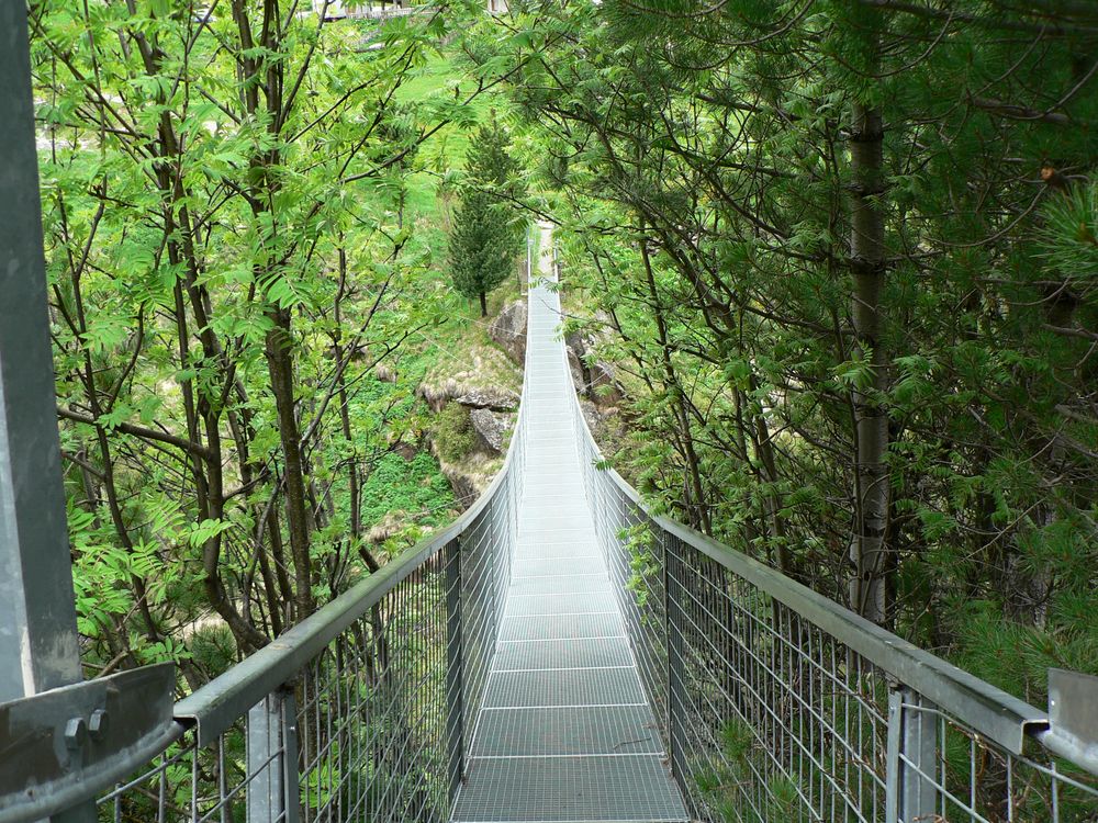 Hängebrücke im oberen Venter Tal von Raihau 