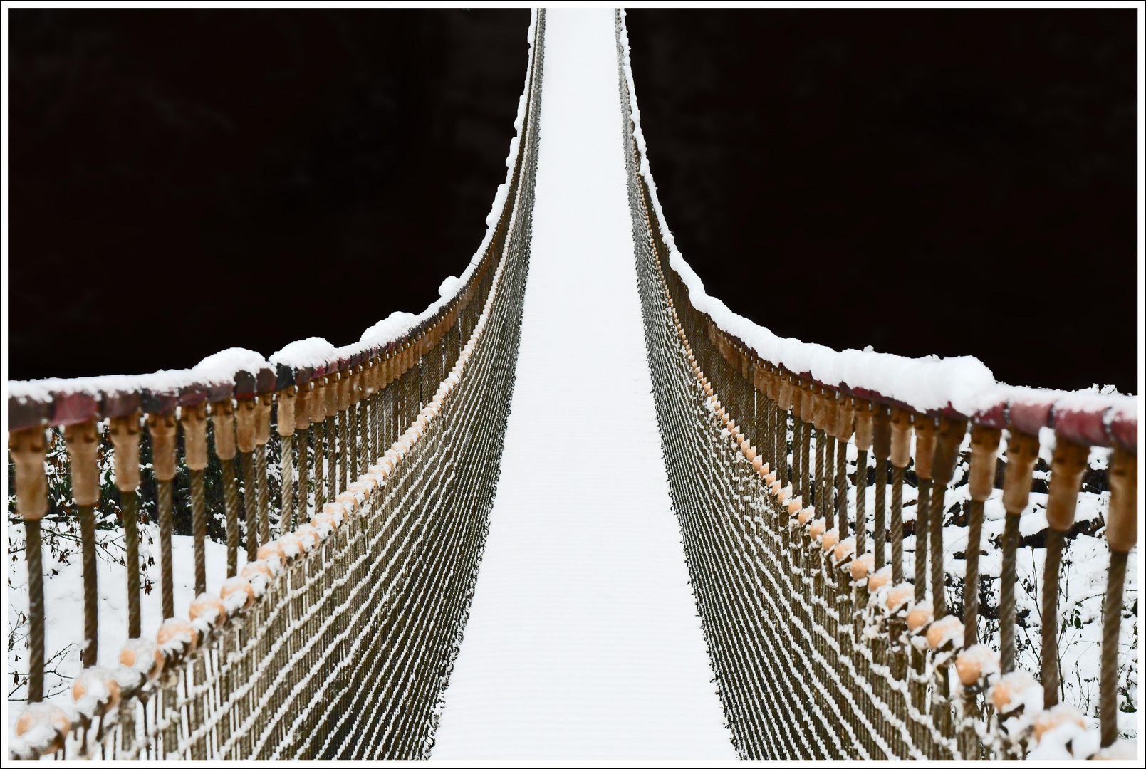 Hängebrücke im Schnee