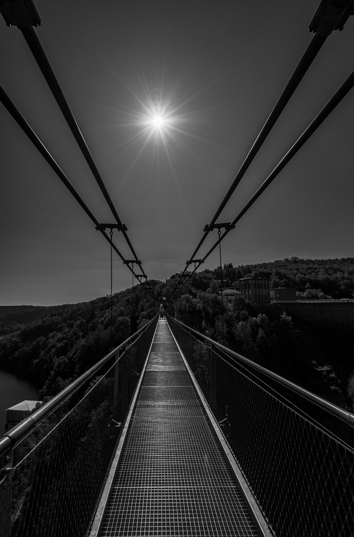 Hängebrücke im Sonnenlicht