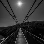 Hängebrücke im Sonnenlicht