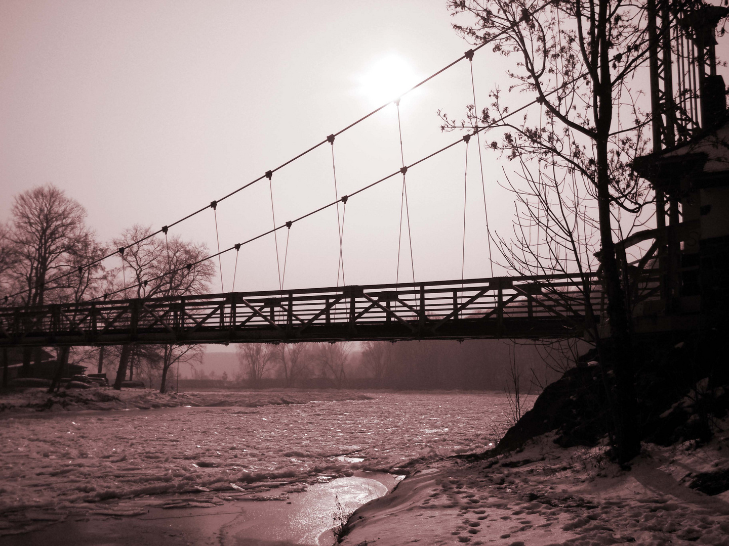 Hängebrücke im Winter