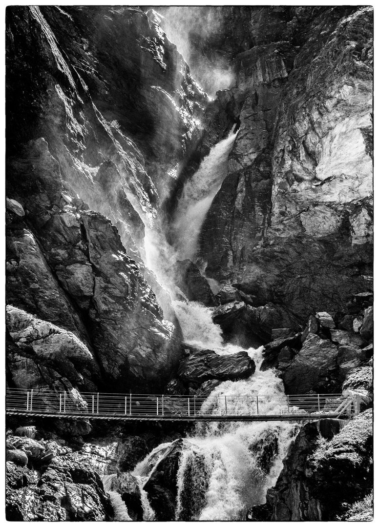 Hängebrücke mit Wasserfall