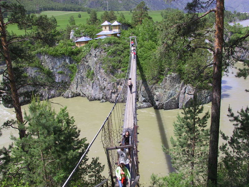 Hängebrücke über den Katun zu einer Insel, Altai, Sibirien