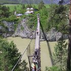 Hängebrücke über den Katun zu einer Insel, Altai, Sibirien