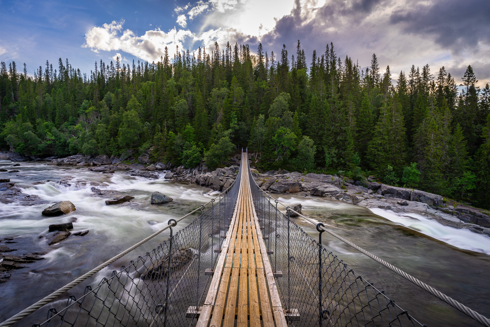 Hängebrücke über den Wasserfall