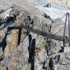 Hängebrücke und Treppe ins Nichts