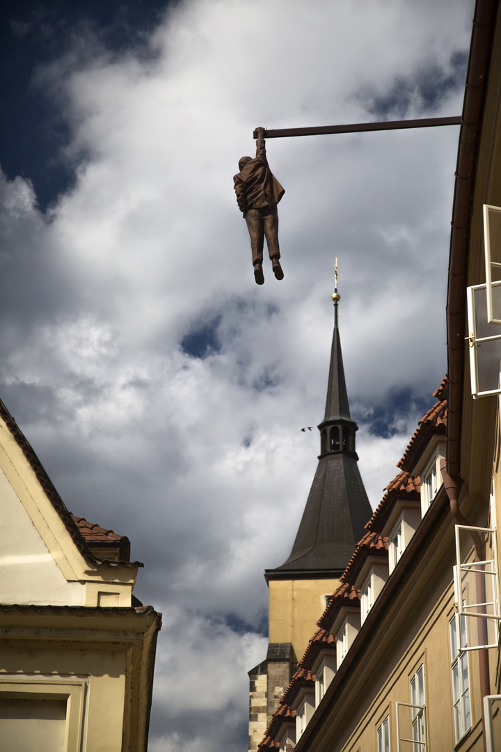 Hängender Mann in Prag