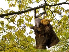 Hängt im Baum die Lederhose ...