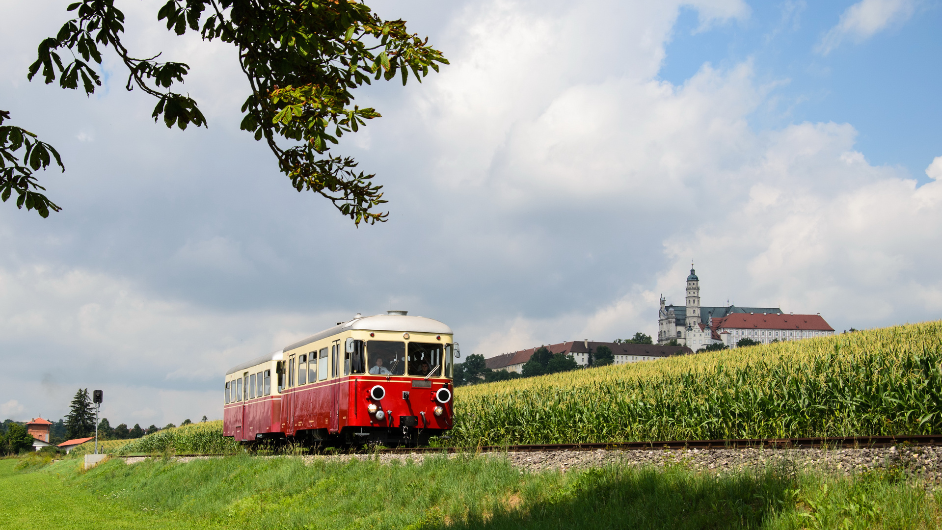 Härtsfeldbahn vor Kloster Neresheim