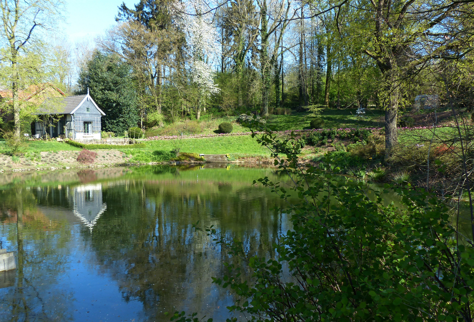 Häuschen am Teich