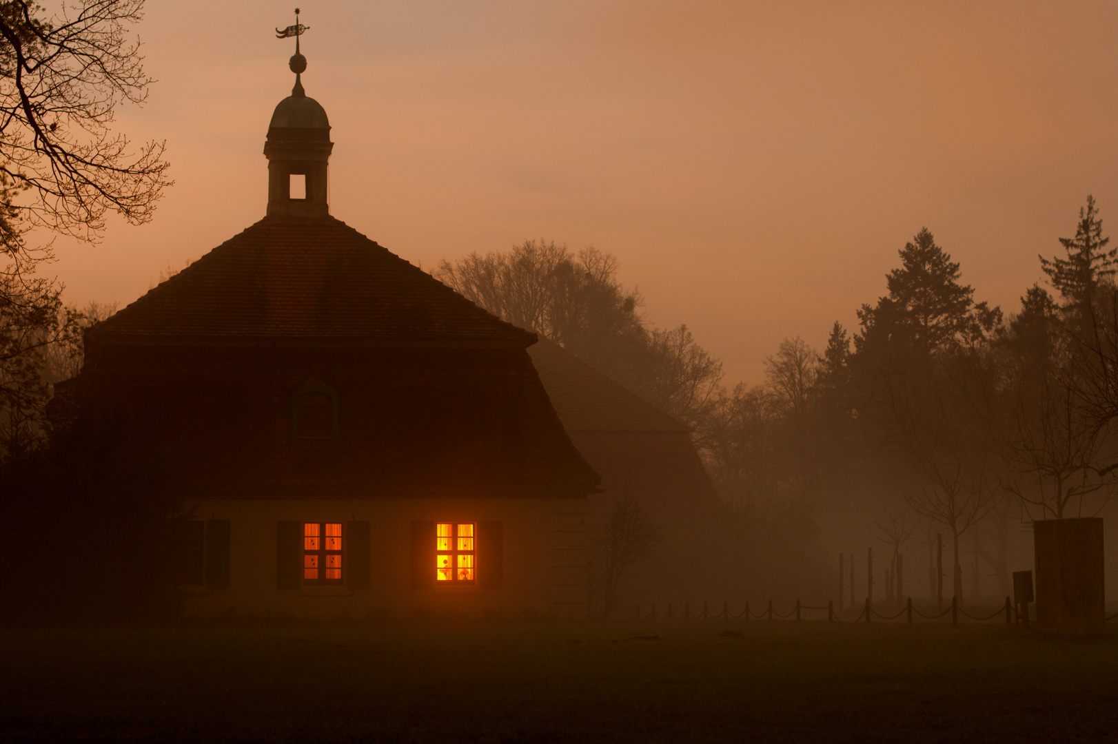 Häuschen im Nebel