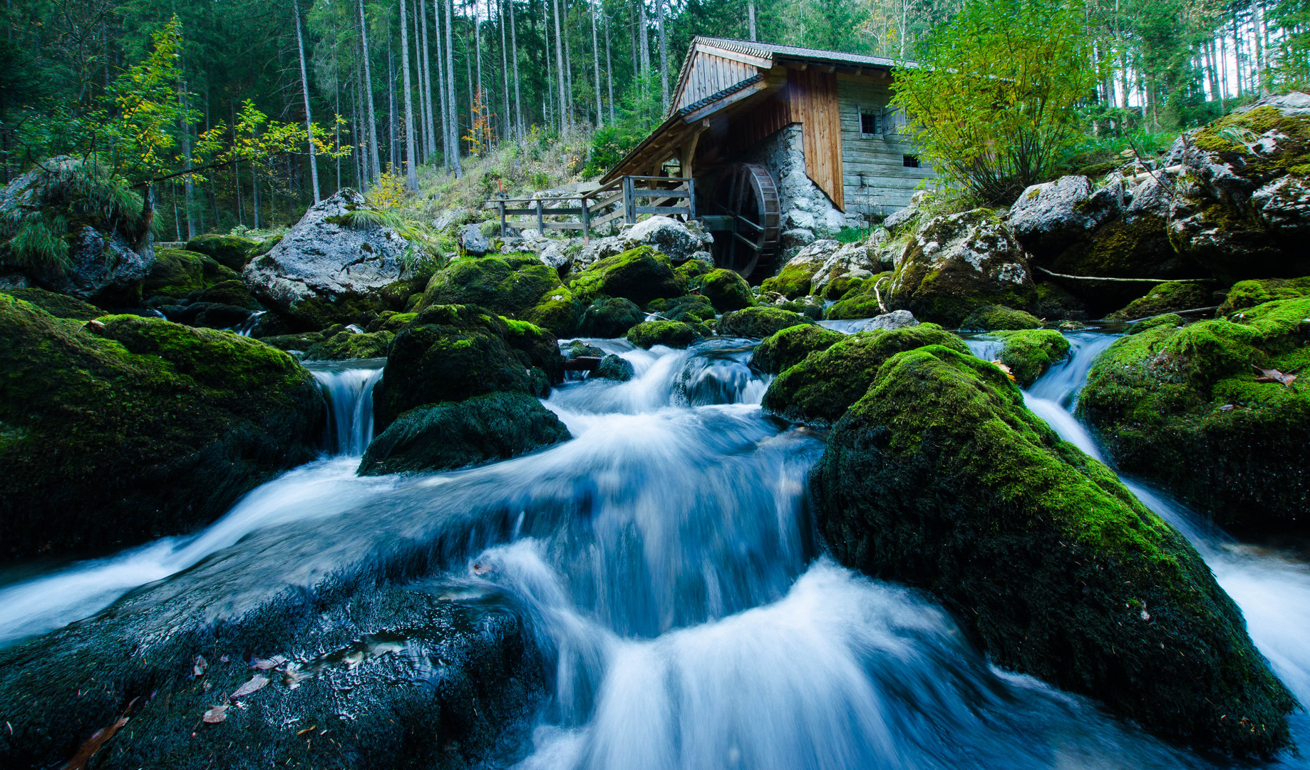 Häuschen mit Wasserrad