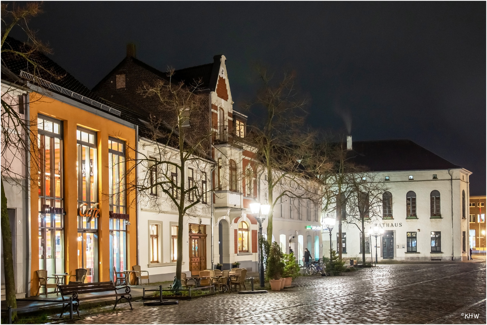 Häuser am Hülser Markt mit dem Rathaus