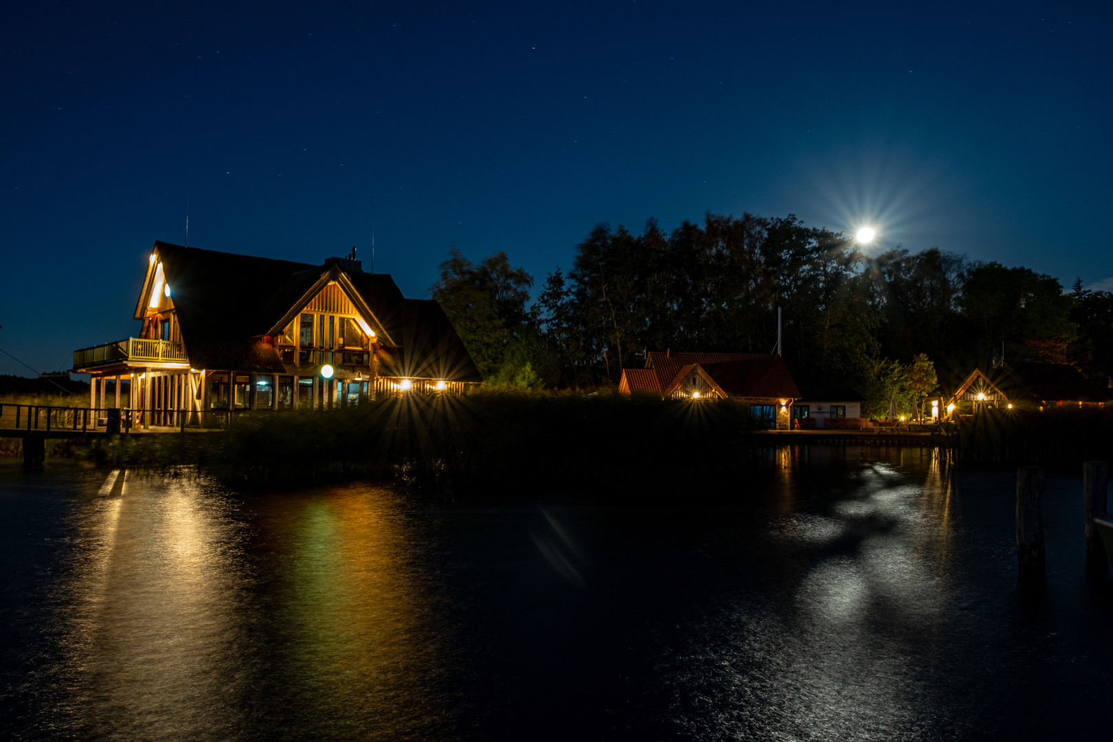 Häuser am See im anderen Licht 