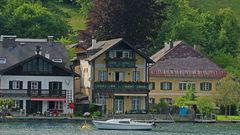 Häuser am See mit Boot