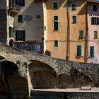 Häuser am Ufer der Nervia in Dolceaqua