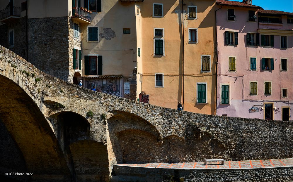 Häuser am Ufer der Nervia in Dolceaqua