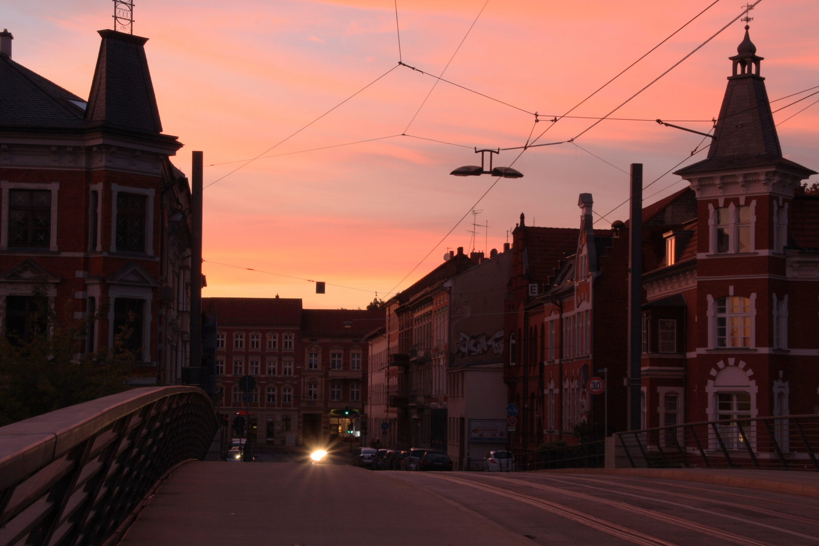 Häuser an der Brücke im Abendschein