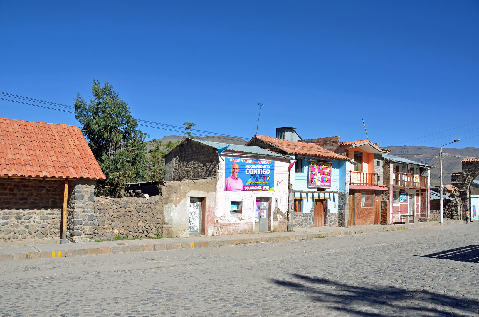 Häuser an der Hauptstraße in Corporaque