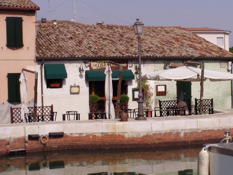 Häuser, Hafenkanal Cesenatico