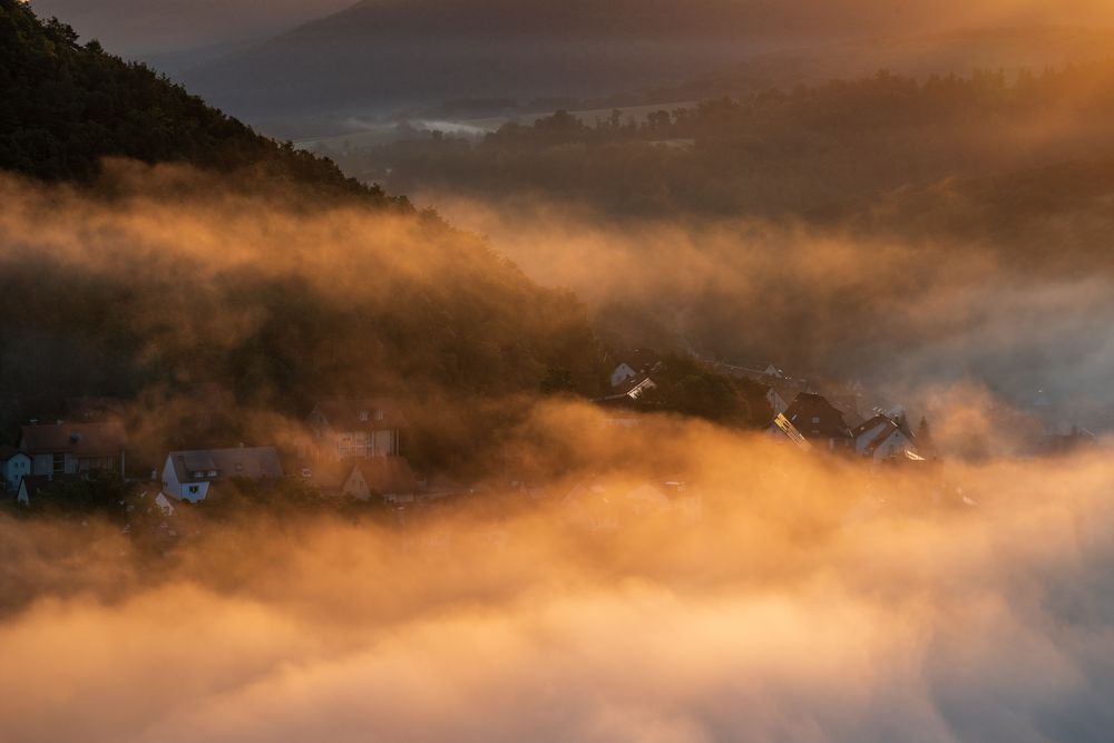 Häuser im Goldnebel