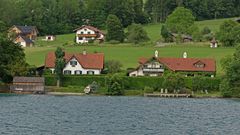 Häuser im Grünen am See