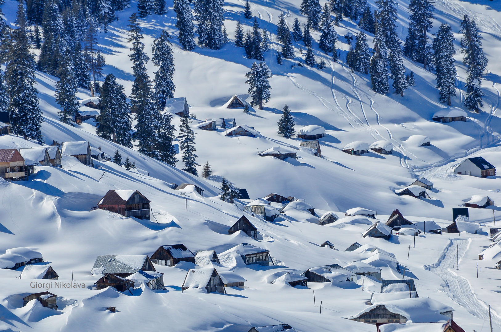 Häuser im Schnee versunken.