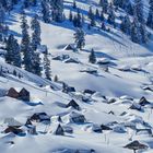 Häuser im Schnee versunken.