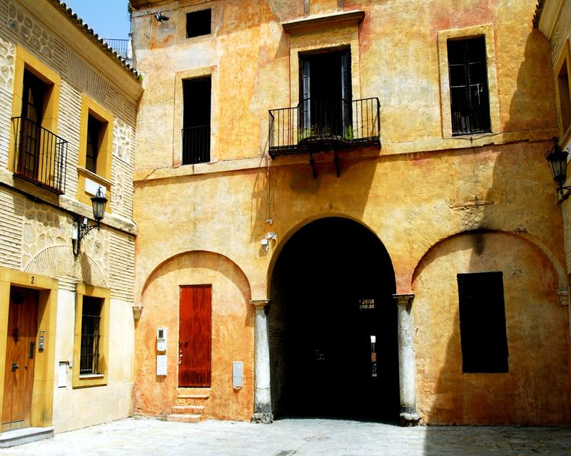 Häuser in der Mittagssonne in Sevilla bei 45° C